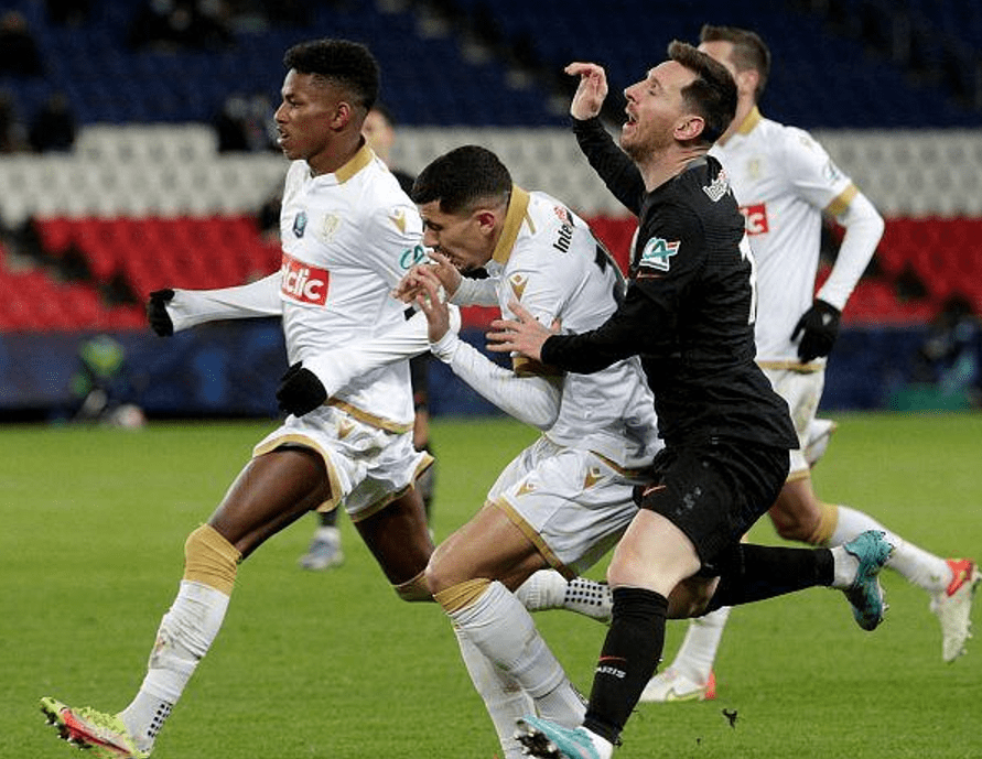 爱游戏-波尔图训练开放日，加时末段官宣签约引欢呼，法甲在即，球探报告显示潜力(葡国民vs波尔图比赛暂停)